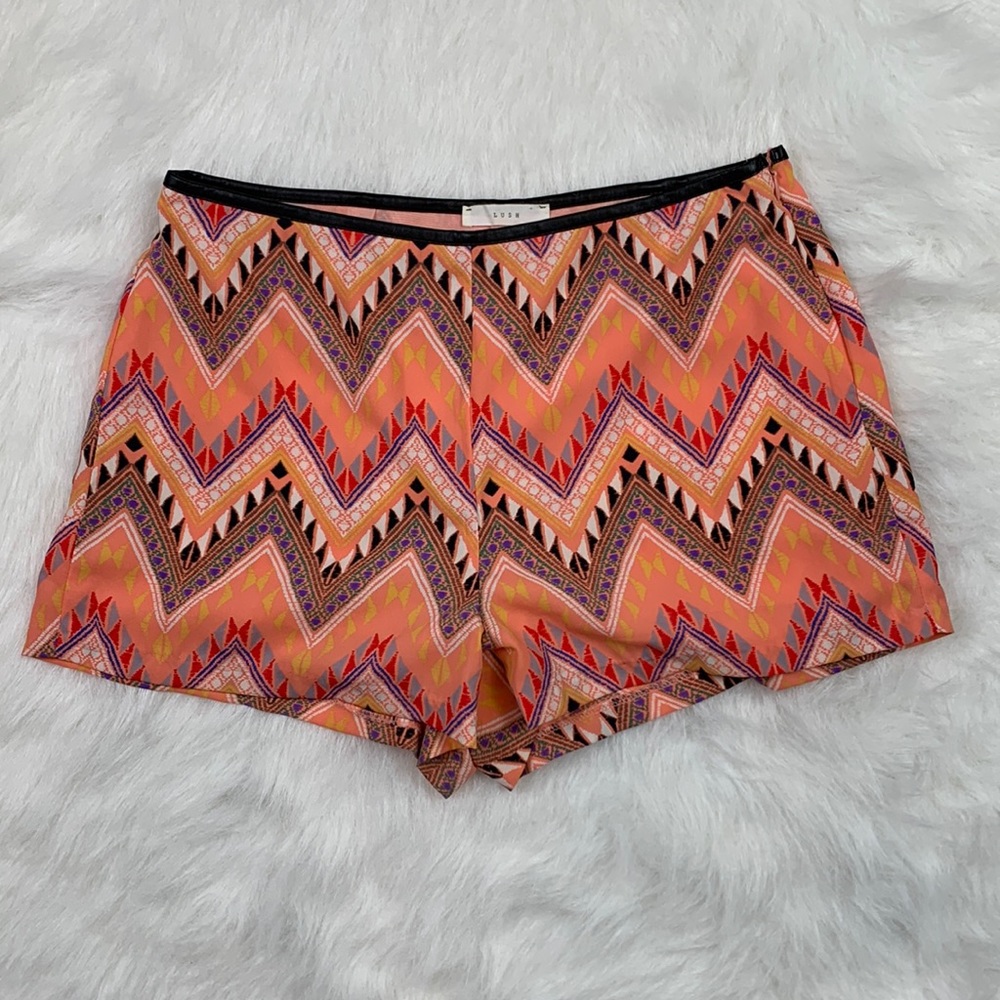 Lush Multicolor Zigzag Patterned Women's Shorts